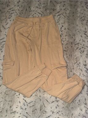 Women’s tan/cream colored cargo sweat pants with lots of pockets